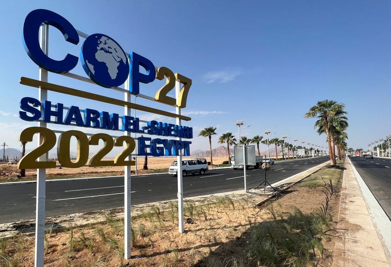 &copy; Reuters. Vue d'un panneau COP27 sur la route menant à la zone de conférence dans la station balnéaire égyptienne de la mer Rouge de Charm el-Cheikh alors que la ville se prépare à accueillir le sommet COP27 le mois prochain, à Charm el-Cheikh, en Égypte. /