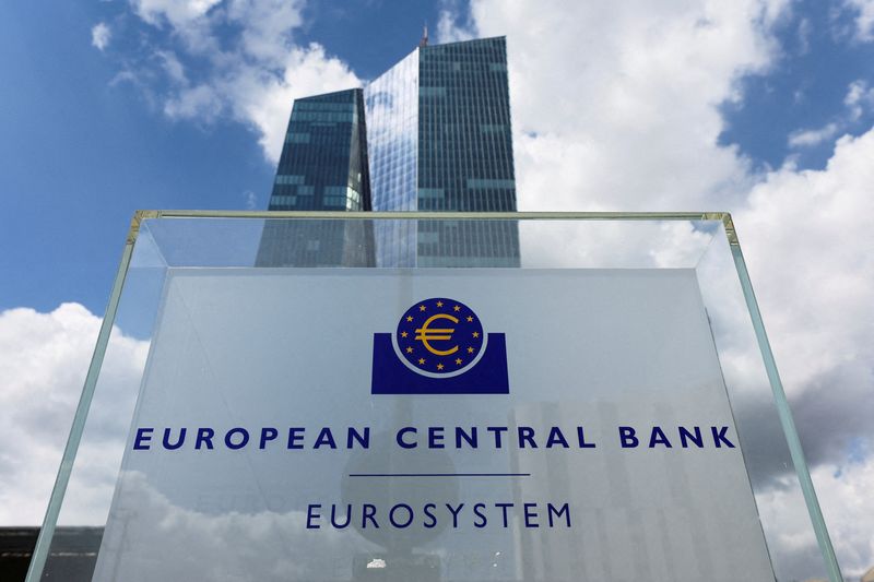 &copy; Reuters. FOTO DE ARCHIVO: Cartel en el exterior del edificio del Banco Central Europeo (BCE), en Fráncfort, Alemania, el 21 de julio de 2022. REUTERS/Wolfgang Rattay/File Photo/File Photo