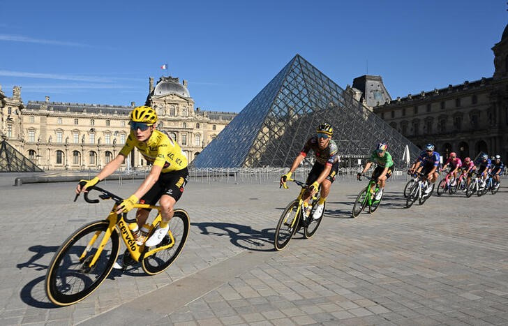 &copy; Reuters. Imagen de archivo de los ciclistas participando en la etapa final del Tour de Francia en París, Francia. 24 julio 2022. Pool vía Reuters/Bertrand Guay