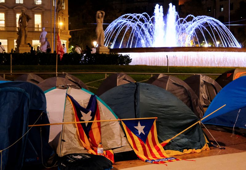© Reuters. Esteladas, or Catalan separatist flags, are leaning on tents in a protest at Catalunya square in Barcelona, Spain, October 15, 2022. REUTERS/Nacho Doce