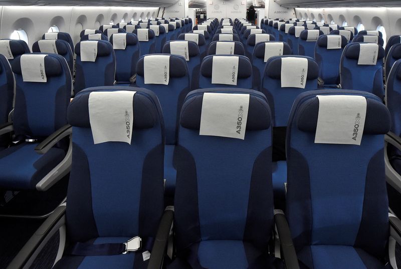 &copy; Reuters. FILE PHOTO: Rows of seats, installed on board an Airbus A350, are pictured during a media day at the German headquarters of  Airbus in Hamburg-Finkenwerder, April 7, 2014. REUTERS/Fabian Bimmer
