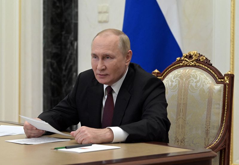 &copy; Reuters. الرئيس الروسي فلاديمير بوتين خلال اجتماع في موسكو يوم الأربعاء. صورة لرويترز من وكالة أنباء سبوتنيك.