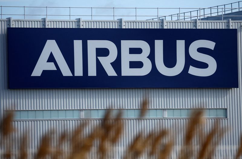 &copy; Reuters. Photo d'archives : Logo Airbus sur le site d'Airbus à Montoir-de-Bretagne près de Saint-Nazaire. /Photo prise le 4 mars 2022/REUTERS/Stephane Mahe