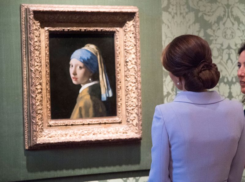 &copy; Reuters. Photo d'archives: La duchesse de Cambridge, admire le tableau "la Fille à la perle" de Johannes Vermeer lors d'une visite à La Haye, aux Pays-Bas. /Photo prise le 11 octobre 2016/REUTERS/Arthur Edwards