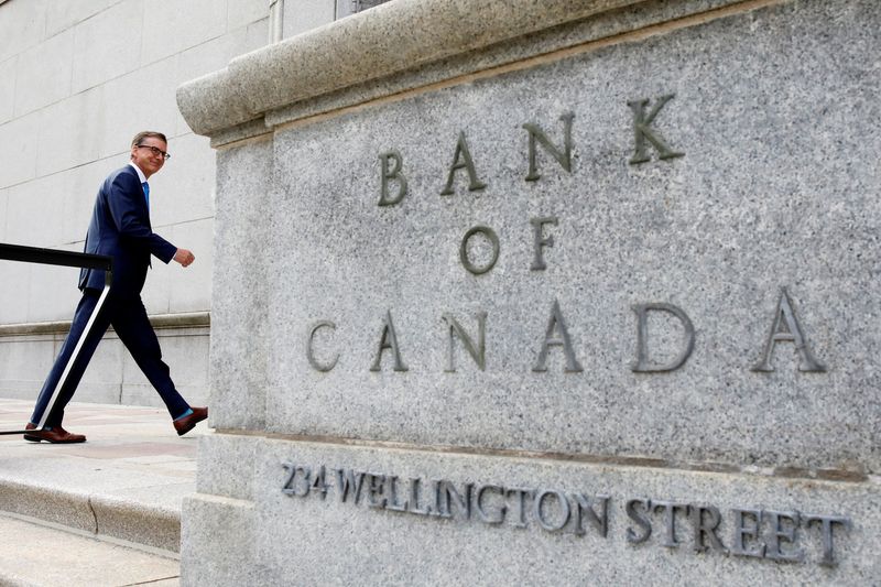 &copy; Reuters. FILE PHOTO: Governor of the Bank of Canada Tiff Macklem walks outside the Bank of Canada building in Ottawa, Ontario, Canada June 22, 2020. REUTERS/Blair Gable