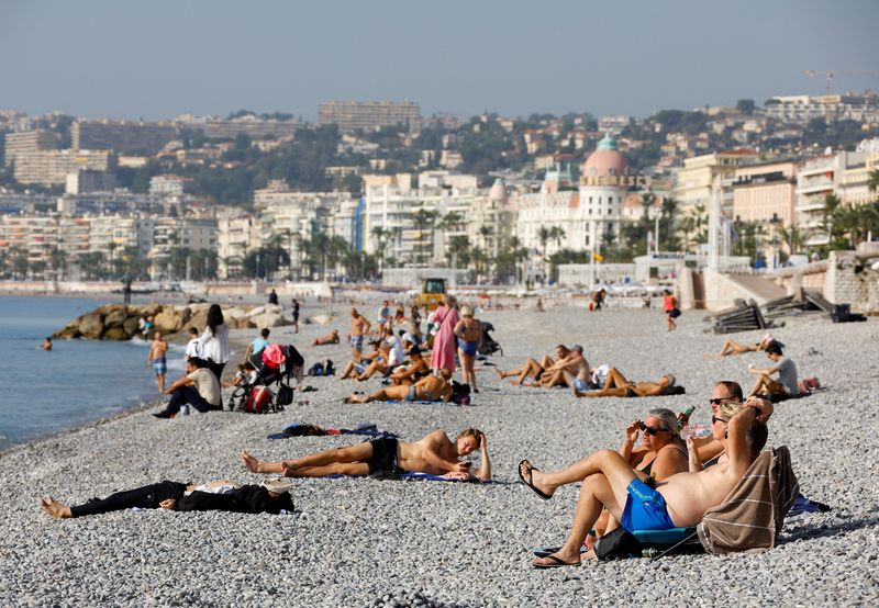 &copy; Reuters. Foto del jueves de un grupo de personas en la playa de Promenade des Anglais en Niza. 
Oct 27, 2022.      REUTERS/Eric Gaillard