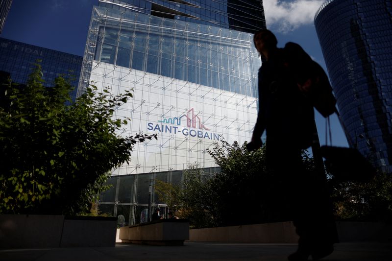 &copy; Reuters. La tour Saint-Gobain, qui abrite le siège de la Cie. de Saint-Gobain, est photographiée dans le quartier d'affaires de La Défense à Paris, France. /Photo prise le 30 septembre 2022/REUTERS/Benoit Tessier