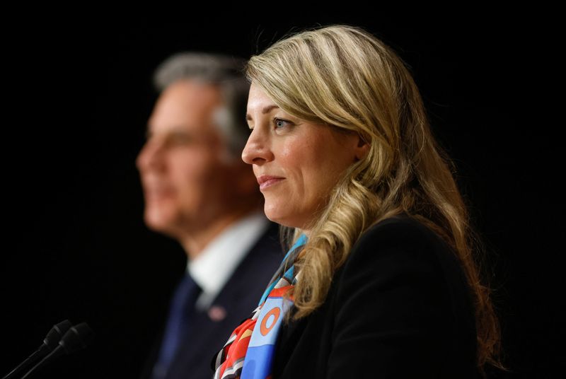 © Reuters. Canada's Foreign Minister Melanie Joly and U.S. Secretary of State Antony Blinken hold a news conference, in Ottawa, Ontario, Canada October 27, 2022. REUTERS/Blair Gable/Pool