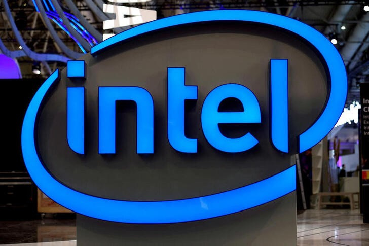 &copy; Reuters. Imagen de archivo del logo de Intel en la feria informática CeBit en Hanover, Alemania. 19 marzo 2017. REUTERS/Fabian Bimmer