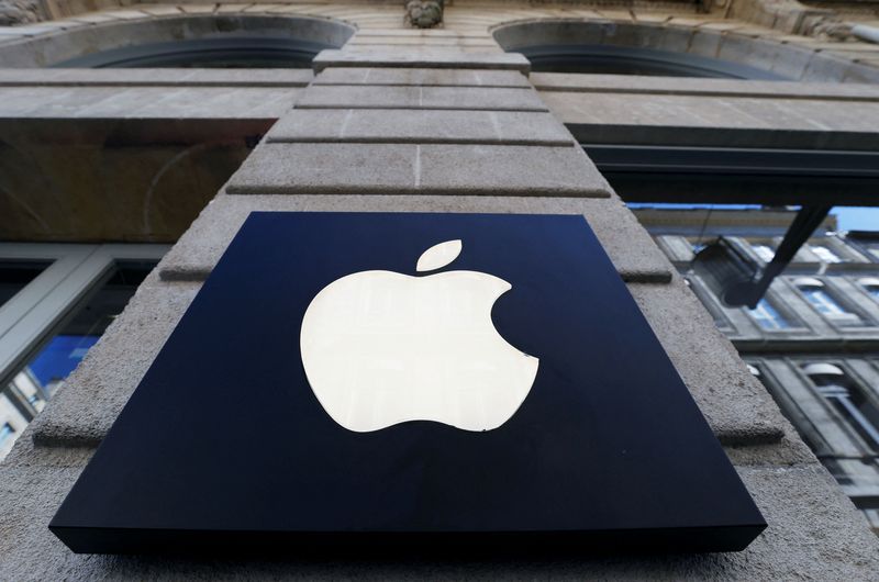 &copy; Reuters. FILE PHOTO: The logo of Apple company is seen outside an Apple store in Bordeaux, France, March 22, 2019. REUTERS/Regis Duvignau/File Photo