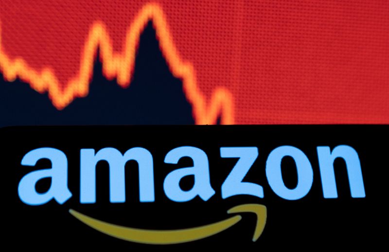 &copy; Reuters. Amazon logo is seen in front of a decreasing stock graph in this illustration taken April 29, 2022. REUTERS/Dado Ruvic/Illustration