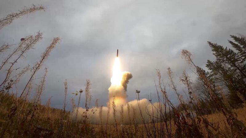 &copy; Reuters. Imagem do Ministério da Defesa da Rússia do que seria um míssil balístico intercontinental Yars em exercícios das forças nucleares estratégicas do país. 26 de outubro, 2022.  Ministério da Defesa Russo/Handout via REUTERS