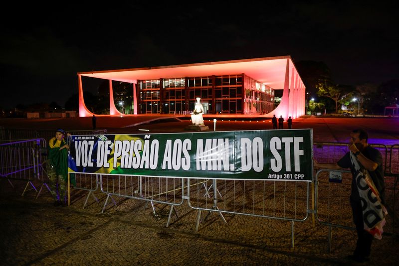 &copy; Reuters. Apoiadores de Bolsonaro protestam em frente ao STF
25/10/2022
REUTERS/Adriano Machado