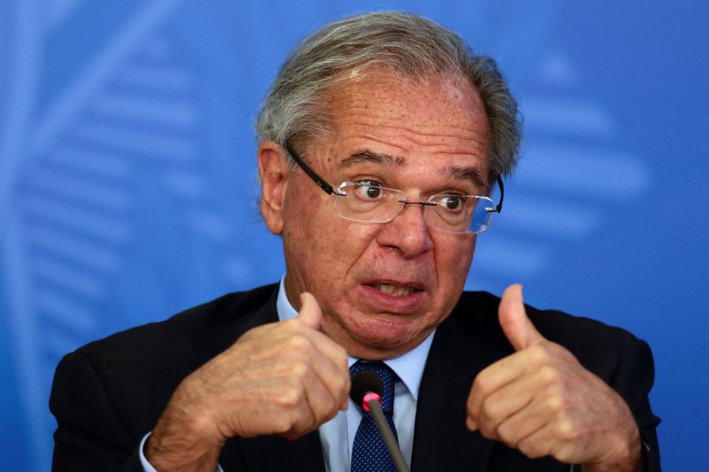 &copy; Reuters. Ministro da Economia, Paulo Guedes, gesticula durante evento no Palácio do Planalto, em Brasília
06/10/2022
REUTERS/Ueslei Marcelino