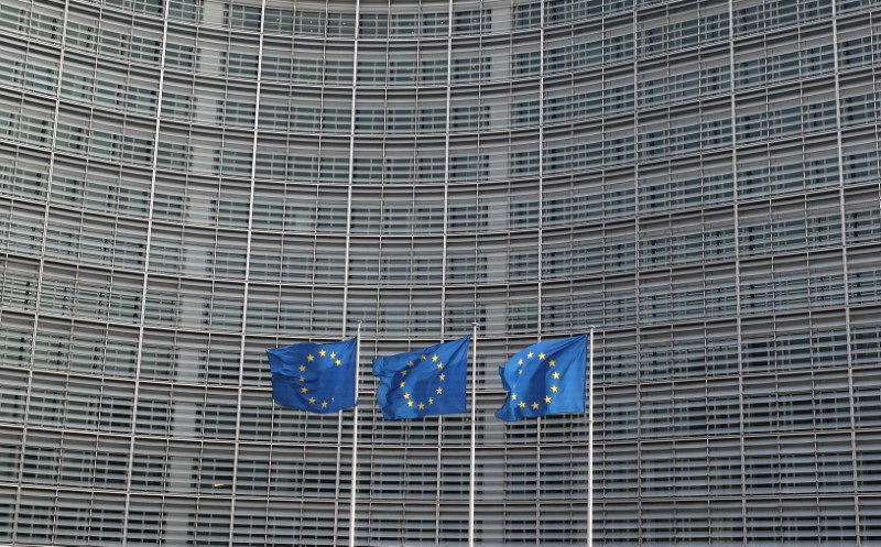 © Reuters. FOTO DO ARQUIVO. Bandeiras da União Europeia hasteadas em frente à sede da Comissão Europeia em Bruxelas, Bélgica. 10 de abril de 2019. REUTERS/Yves Herman