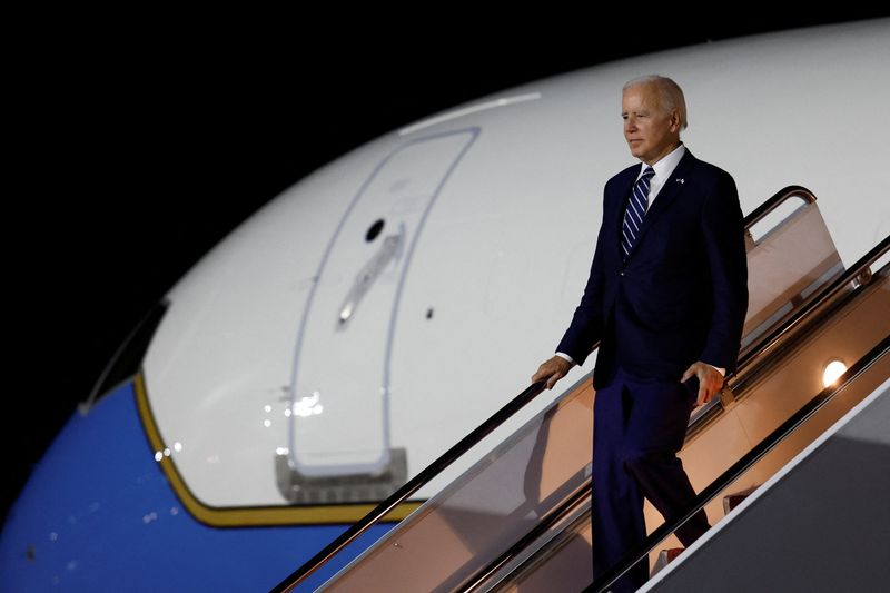 &copy; Reuters. الرئيس الأمريكي جو بايدن لدى وصوله نيوكاسل يوم الخميس. تصوير: إيفلين هوكستين - رويترز.
