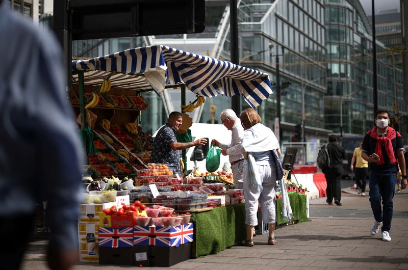 &copy; Reuters. FILE PHOTO: A person buys produce from a fruit and vegetable market stall in central London, Britain, August 19, 2022. REUTERS/Henry Nicholls/File Photo