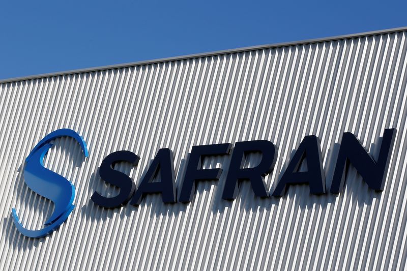 &copy; Reuters. Photo d'archives du logo de la société Safran dans la zone logistique de la société à Colomiers près de Toulouse. /Photo prise le 20 mars 2019/REUTERS/Régis Duvignau