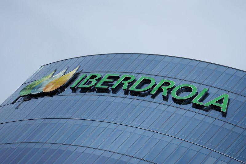 &copy; Reuters. FILE PHOTO: The logo of Spanish utility company Iberdrola is seen on its headquarters in Bilbao, Spain, October 25, 2022. REUTERS/Vincent West