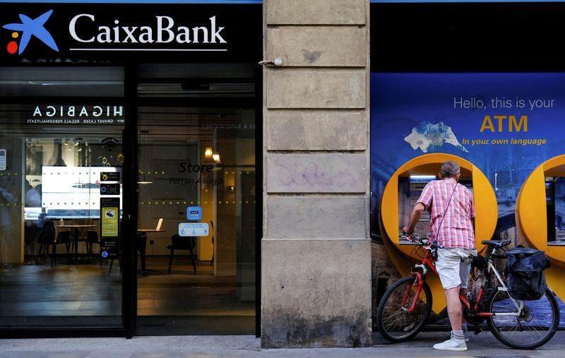 &copy; Reuters. Un homme utilise un guichet automatique Caixabank à Barcelone, en Espagne. /Photo prise le 3 octobre 2022/REUTERS/Nacho Doce