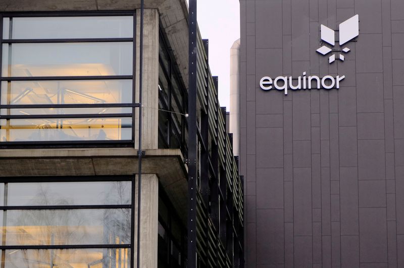 &copy; Reuters. FOTO DE ARCHIVO. El logo de Equinor en la sede de la empresa en Stavanger, Noruega. 5 de diciembre de 2019. REUTERS/Ints Kalnins