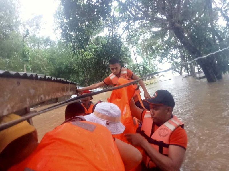 &copy; Reuters. منقذون من خفر السواحل الفلبيني يجلون سكانا من منازلهم التي أغرقها الفيضان في إقليم ماجينداناو بسبب عاصفة مدارية يوم الجمعة. صورة حصلت عليها