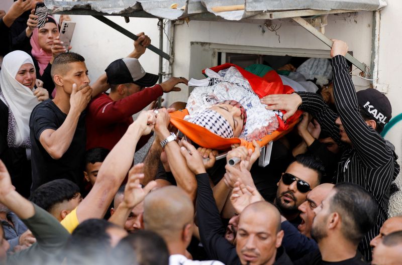 &copy; Reuters. مشيعون في جنازة رمزي زبارة بعد أن قتل برصاص القوات الإسرائيلية في نابلس بالضفة الغربية المحتلة يوم الجمعة. تصوير رنين صوافطة- رويترز.
