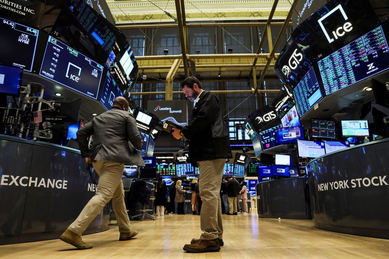 © Reuters. FILE PHOTO: Traders work on the floor of the New York Stock Exchange (NYSE) in New York City, U.S., October 14, 2022. REUTERS/Brendan McDermid