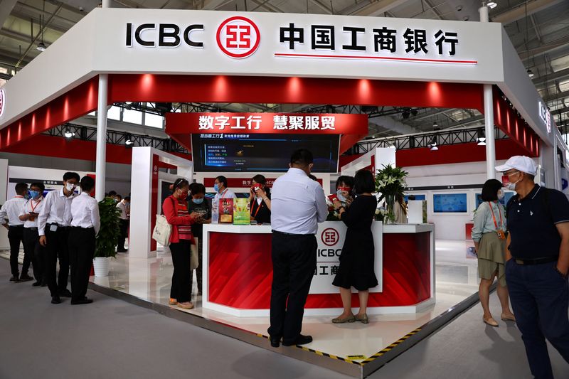 &copy; Reuters. People stand at a booth of Industrial and Commercial Bank of China (ICBC) during the 2022 China International Fair for Trade in Services (CIFTIS) in Beijing, China September 1, 2022. REUTERS/Tingshu Wang