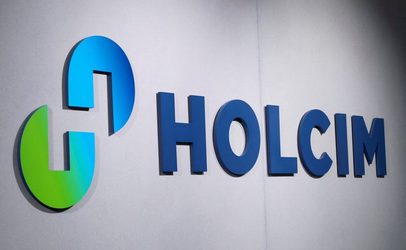 &copy; Reuters. Le logo de Holcim à son siège à Zoug, en Suisse. /Photo prise le 26 octobre 2022/REUTERS/Arnd Wiegmann