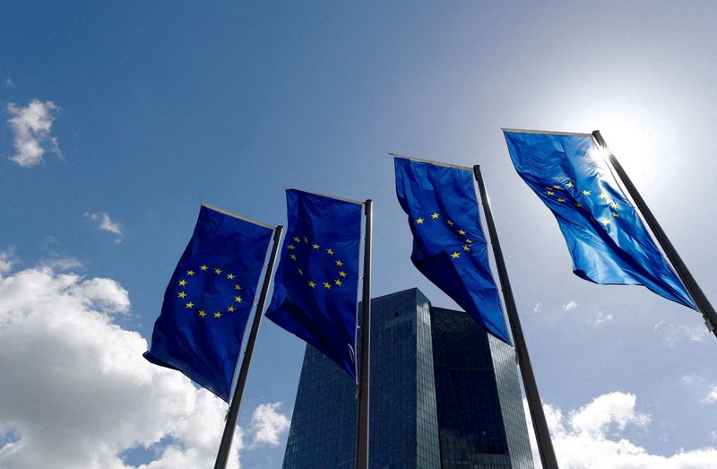 &copy; Reuters. Photo d'archives de drapeaux de l'Union européenne devant le siège de la Banque centrale européenne (BCE) à Francfort, en Allemagne. /Photo prise le 26 avril 2018/REUTERS/Kai Pfaffenbach