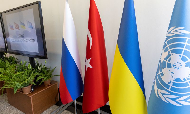 &copy; Reuters. أعلام روسيا وأوكرانيا وتركيا والأمم المتحدة عند مقر مركز التنسيق الذي يشرف على تطبيق اتفاق تصدير الحبوب من الموانئ الأوكرانية على البحر ال