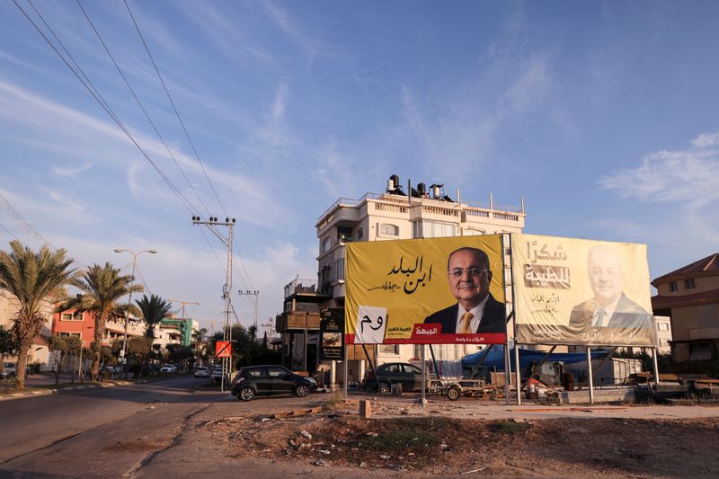 &copy; Reuters. لافتة انتخابية للسياسي العربي أحمد الطيبي في شمال إسرائيل في 19 أكتوبر تشرين الأول 2022. تصوير عمار عوض - رويترز.