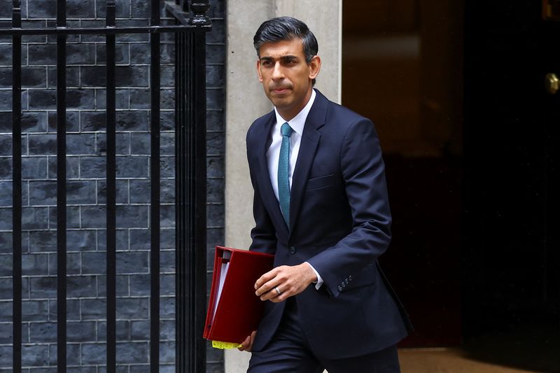 &copy; Reuters. FOTO DE ARCHIVO. El primer ministro de Reino Unido, Rishi Sunak, camina frente al número 10 de Downing Street, en Londres, Reino Unido. 26 de octubre de 2022. REUTERS/Hannah Mckay