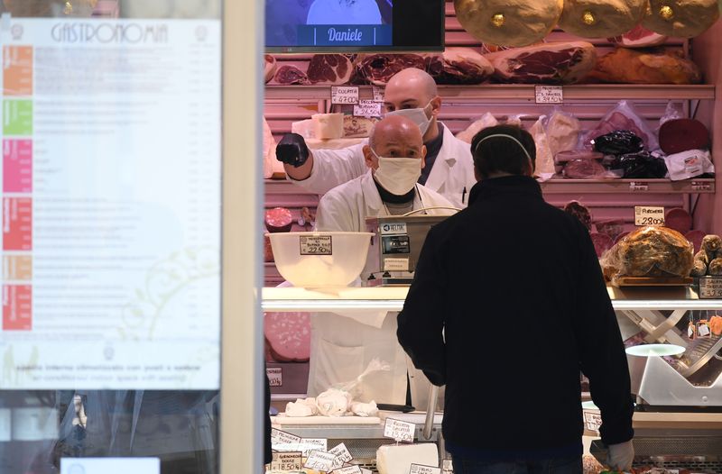 &copy; Reuters. FILE PHOTO: A man shops in a grocery as Italy tightens measures to try and contain the spread of coronavirus disease (COVID-19), in Rome, Italy March 28, 2020. REUTERS/Alberto Lingria
