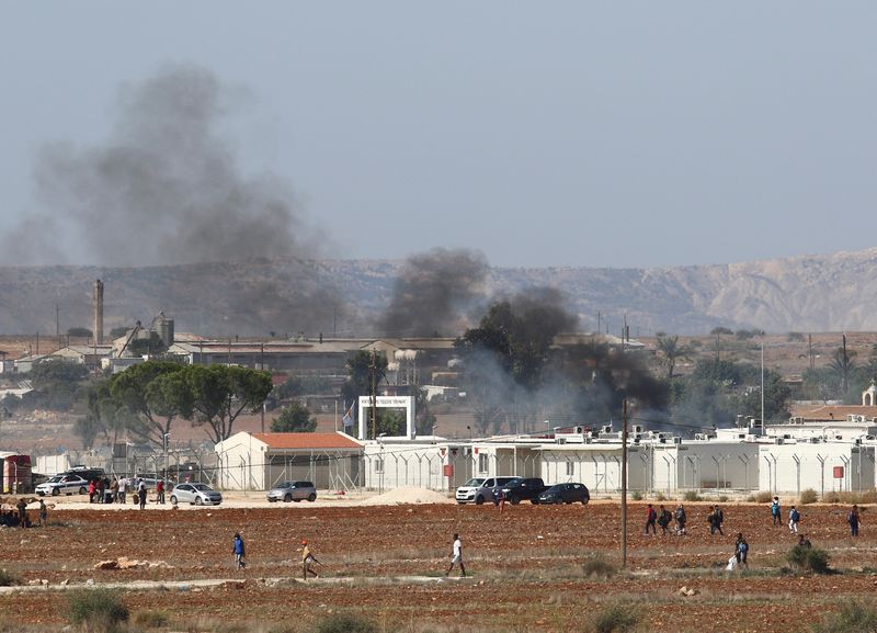 © Reuters. دخان يتصاعد من مخيم للاجئين خلال اشتباكات وحريق في المخيم بالقرب من نيقوسيا بقبرص يوم الجمعة. تصوير: يانيس كورت أوغلو - رويترز.
