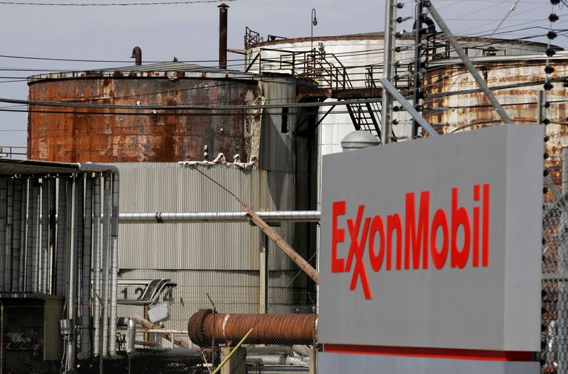 &copy; Reuters. Photo d'archives de la raffinerie Exxon Mobil à Baytown, au Texas. /Photo prise le 15 septembre 2008/REUTERS/Jessica Rinaldi