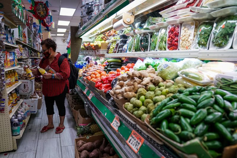 &copy; Reuters. FILE PHOTO: A woman shops for groceries at El Progreso Market in the Mount Pleasant neighborhood of Washington, D.C., U.S., August 19, 2022. REUTERS/Sarah Silbiger