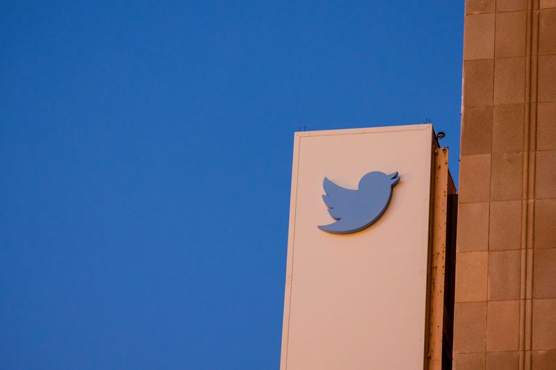 © Reuters. FILE PHOTO: A view of the Twitter logo at its corporate headquarters in San Francisco, California, U.S. October 27, 2022. REUTERS/Carlos Barria