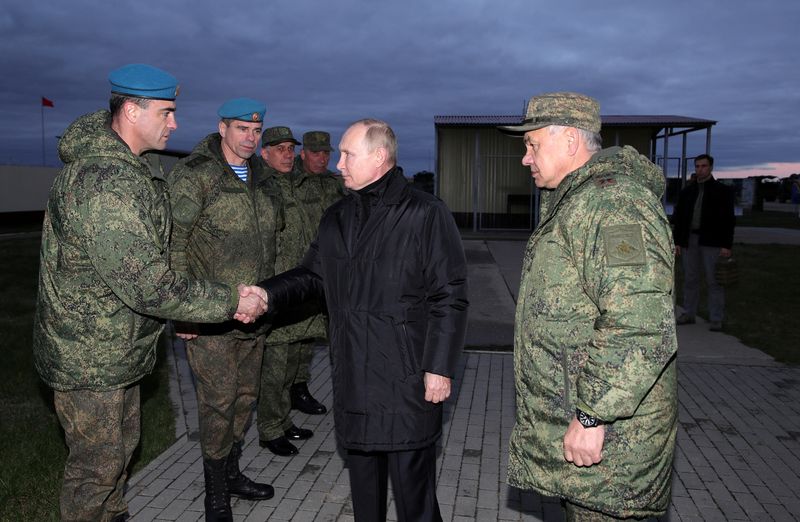 &copy; Reuters. وزير الدفاع الروسي سيرجي شويجو وبجواره الرئيس فلاديمير بوتين في صورة بتاريخ 20 أكتوبر تشرين الأول 2022. صورة من سبوتنيك. 