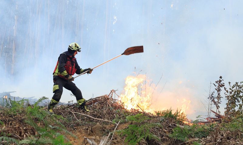 &copy; Reuters. Un bombero combate las llamas de un incendio en Sopela, Euskadi, España, el 28 de octubre de 2022. REUTERS/Vincent West