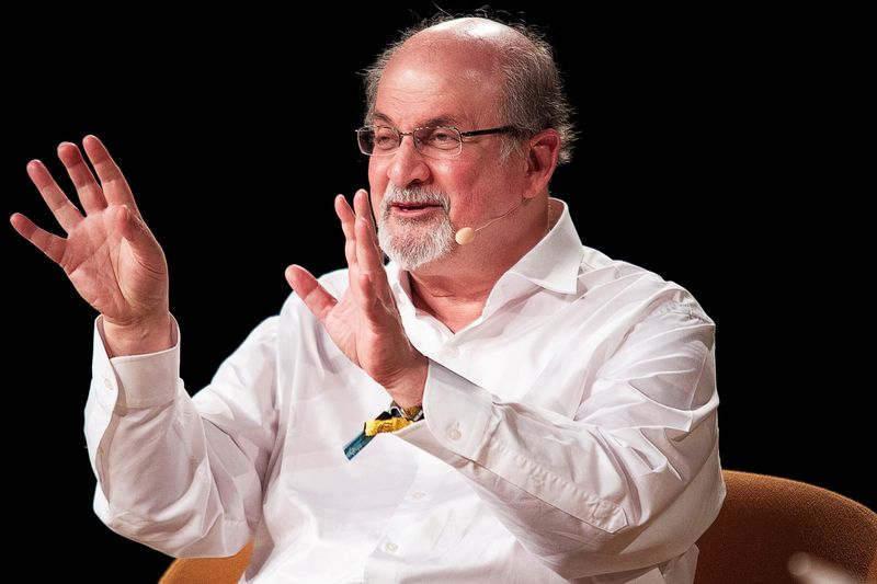 &copy; Reuters. FOTO DE ARCHIVO: El escritor  Salman Rushdie es entrevistado durante el festival de Heartland en Kvaerndrup, Dinamarca 2 junio, 2018. Carsten Bundgaard/Ritzau Scanpix/via REUTERS
