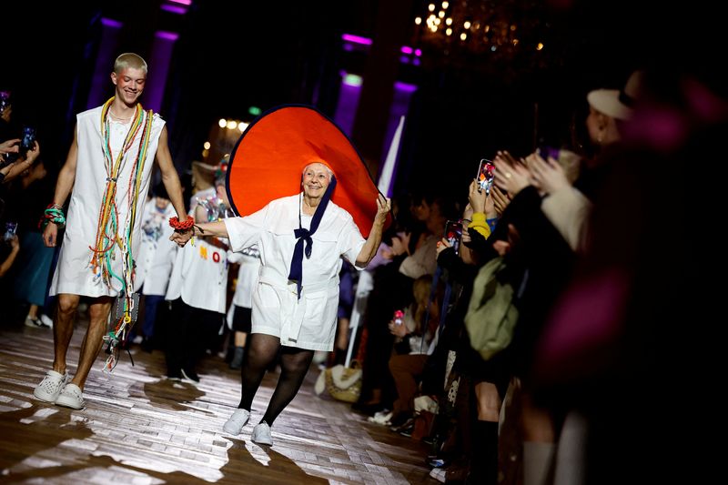 © Reuters. عارضة أزياء من كبار السن عرض أزياء بباريس يوم 27 أكتوبر تشرين الأول 2022. تصوير: سارة ميسيونير - رويترز. 
