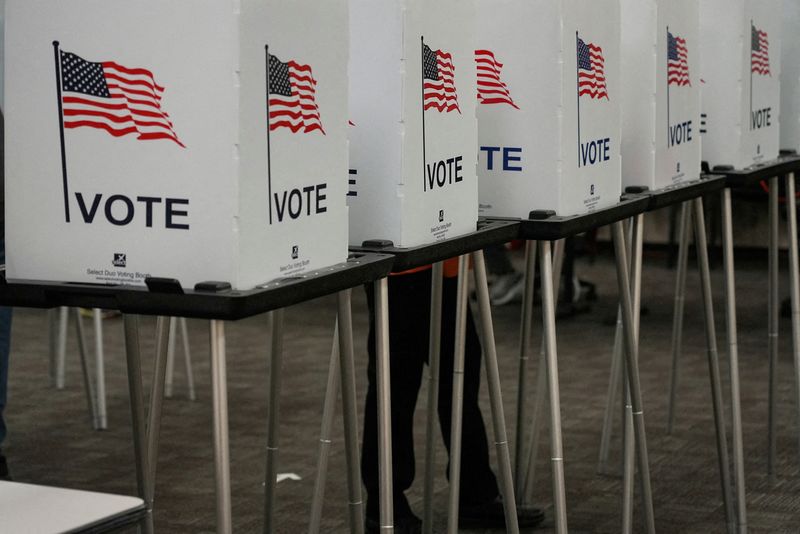 &copy; Reuters. FILE PHOTO: FILE PHOTO: Voting booths are pictured inside the Dona Ana County Government Center during early voting for the upcoming midterm elections in Las Cruces, New Mexico, U.S., October 24, 2022.  REUTERS/Paul Ratje