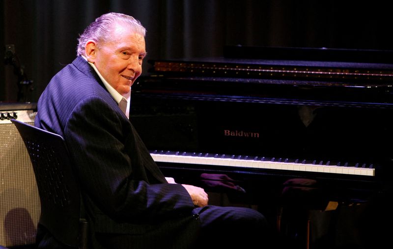 &copy; Reuters. Imagem de arquivo: O cantor Jerry Lee Lewis em apresentação em Los Angeles em 2010. REUTERS/Fred Prouser/Arquivo