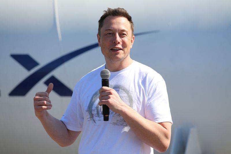 &copy; Reuters. FILE PHOTO: Elon Musk, founder, CEO and lead designer at SpaceX and co-founder of Tesla, speaks at the SpaceX Hyperloop Pod Competition II in Hawthorne, California, U.S., August 27, 2017.  REUTERS/Mike Blake/File Photo