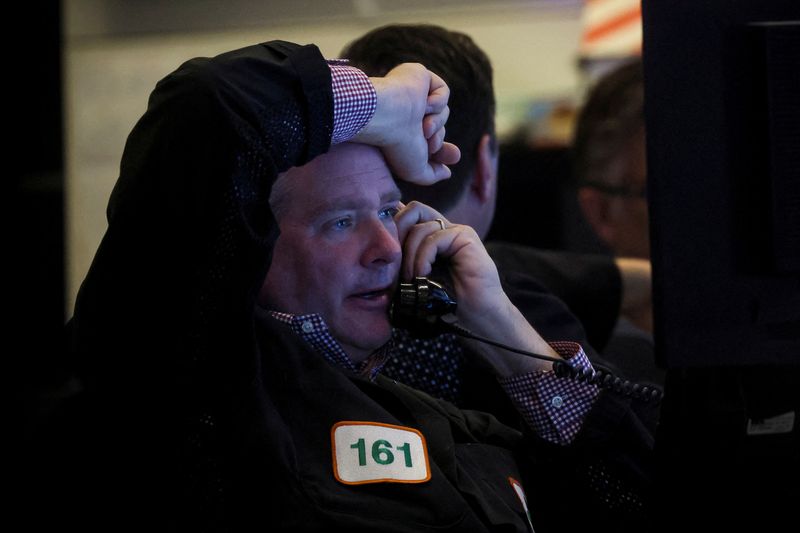 &copy; Reuters. FILE PHOTO: Traders work on the floor of the New York Stock Exchange (NYSE) in New York City, U.S., October 14, 2022. REUTERS/Brendan McDermid