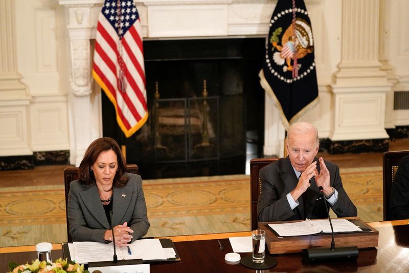 &copy; Reuters. FILE PHOTO - U.S. President Joe Biden and Vice President Kamala Harris attend a meeting of the Reproductive Healthcare Access Task Force in the State Dining Room at the White House in Washington, U.S., October 4, 2022. REUTERS/Elizabeth Frantz