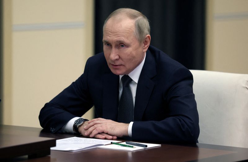 &copy; Reuters. الرئيس الروسي فلاديمير بوتين خلال اجتماع في مقر اقامته خارج موسكو يوم الجمعة. صورة من سبوتنيك. 