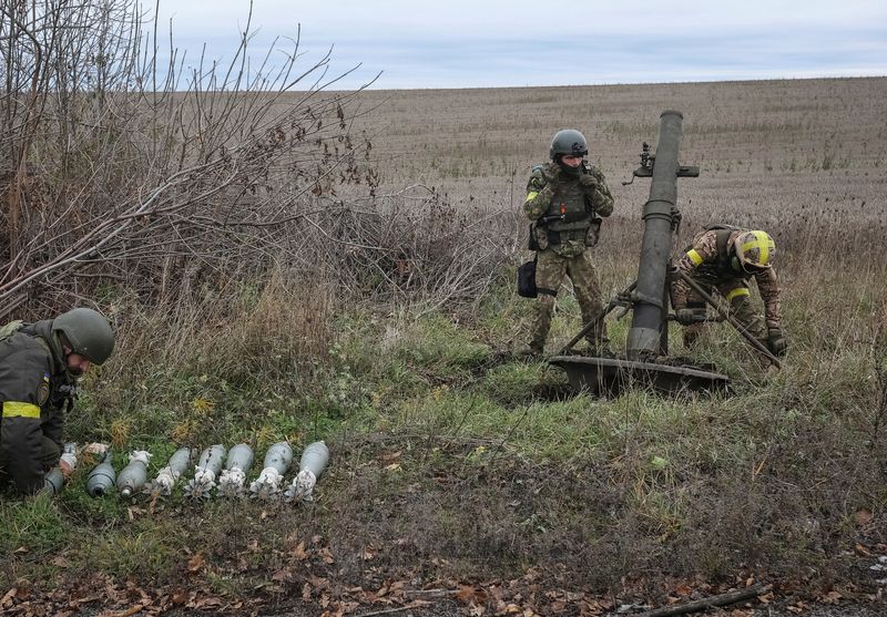 © Reuters. FILE PHOTO: Ukrainian servicemen prepare to fire a mortar on a front line, as Russia's attack on Ukraine continues, in Kharkiv region, Ukraine October 25, 2022.  REUTERS/Vyacheslav Madiyevskyy